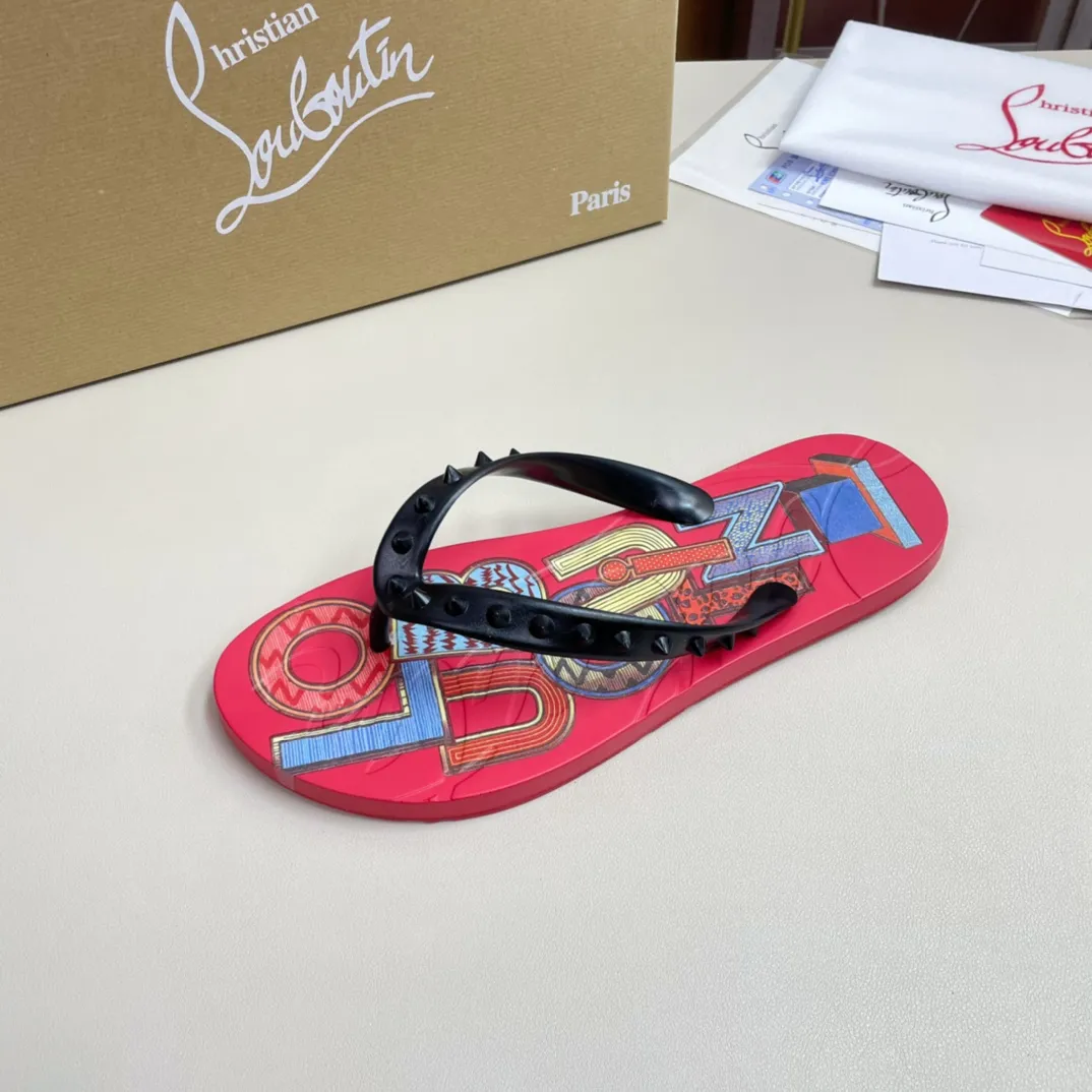 [CL red sole shoes] P: 280💰 size 38-45 Men’s classic slippers, made on the official website 1:1, the original factory specializes in original materials ➖ OEM 3D printing pattern production ➖ Original ultra-light anti-slip outsole. Super fashionable and super comfortable, handsome on the feet, a must-have for men in summer! !